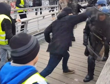 Άνδρας μποξέρ των Κίτρινων Γιλέκων τρέπει σε φυγή αστυνομικούς - Αναζητείται από τις γαλλικές αρχές (φώτο-βίντεο)